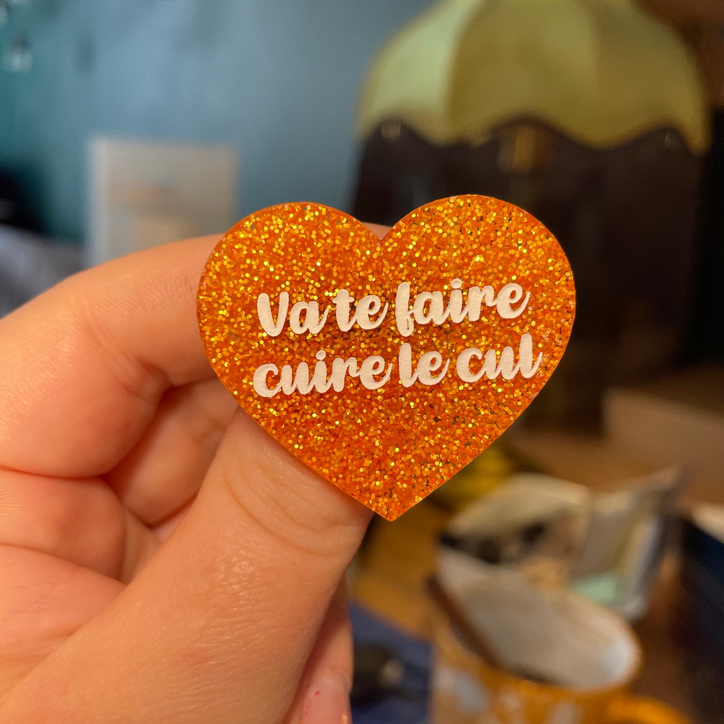 [Contrôle technique] Broche "Va te faire cuire le cul" en acrylique à paillettes oranges