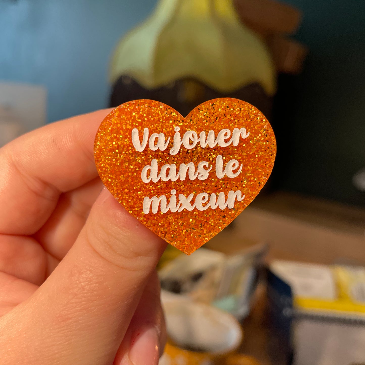 [Contrôle technique] Broche "Va jouer dans le mixeur" en acrylique à paillettes oranges