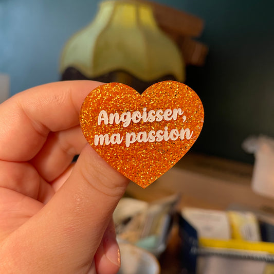 [Contrôle technique] Broche "Angoisser, ma passion" en acrylique à paillettes oranges
