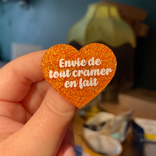 [Contrôle technique] Broche "Envie de tout cramer en fait" en acrylique à paillettes oranges