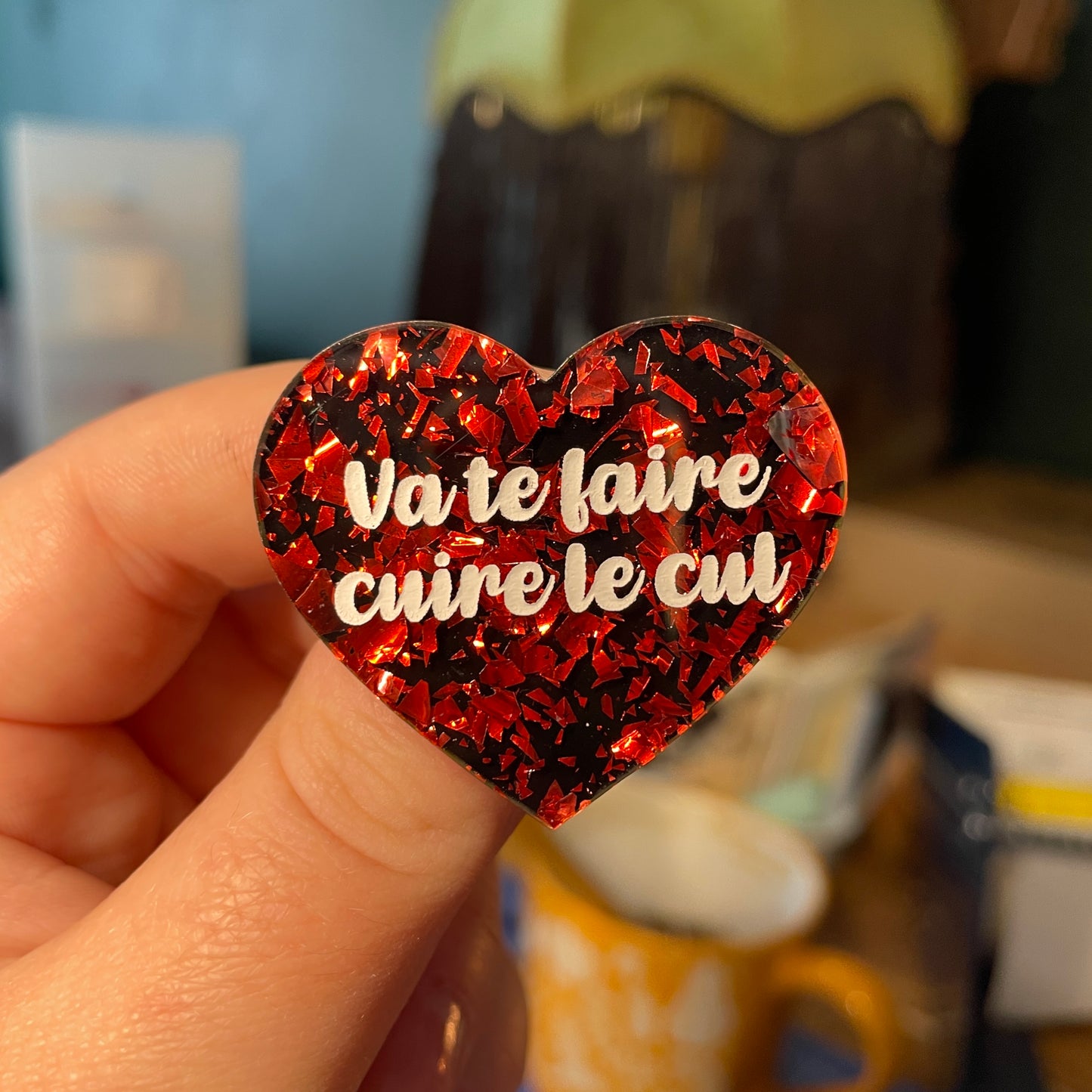 [Contrôle technique] Broche "Va te faire cuire le cul" en acrylique noire avec des éclats de confettis rouges