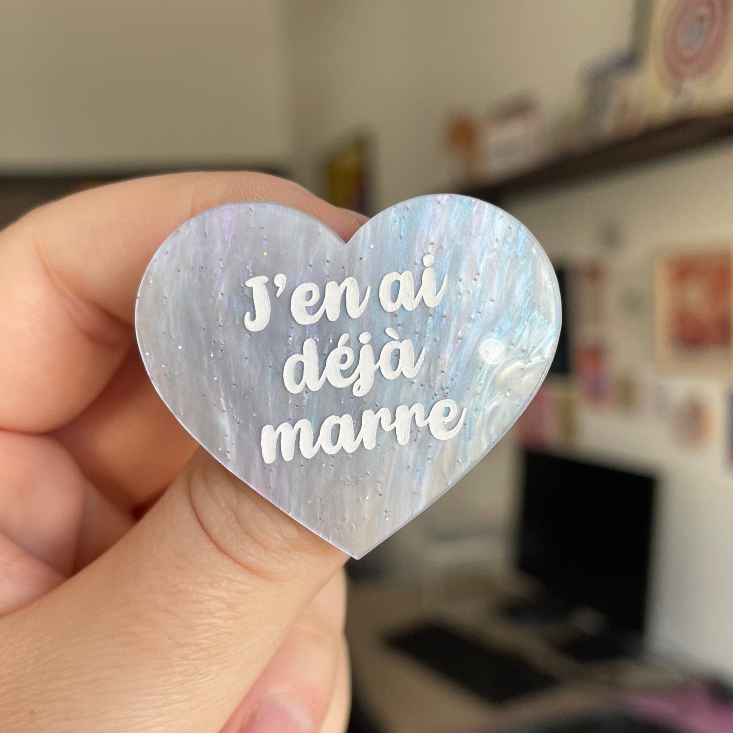 [CONTRÔLE TECHNIQUE] Broche "J'en ai déjà marre" en acrylique marbrée nacrée blanche et bleutée à paillettes