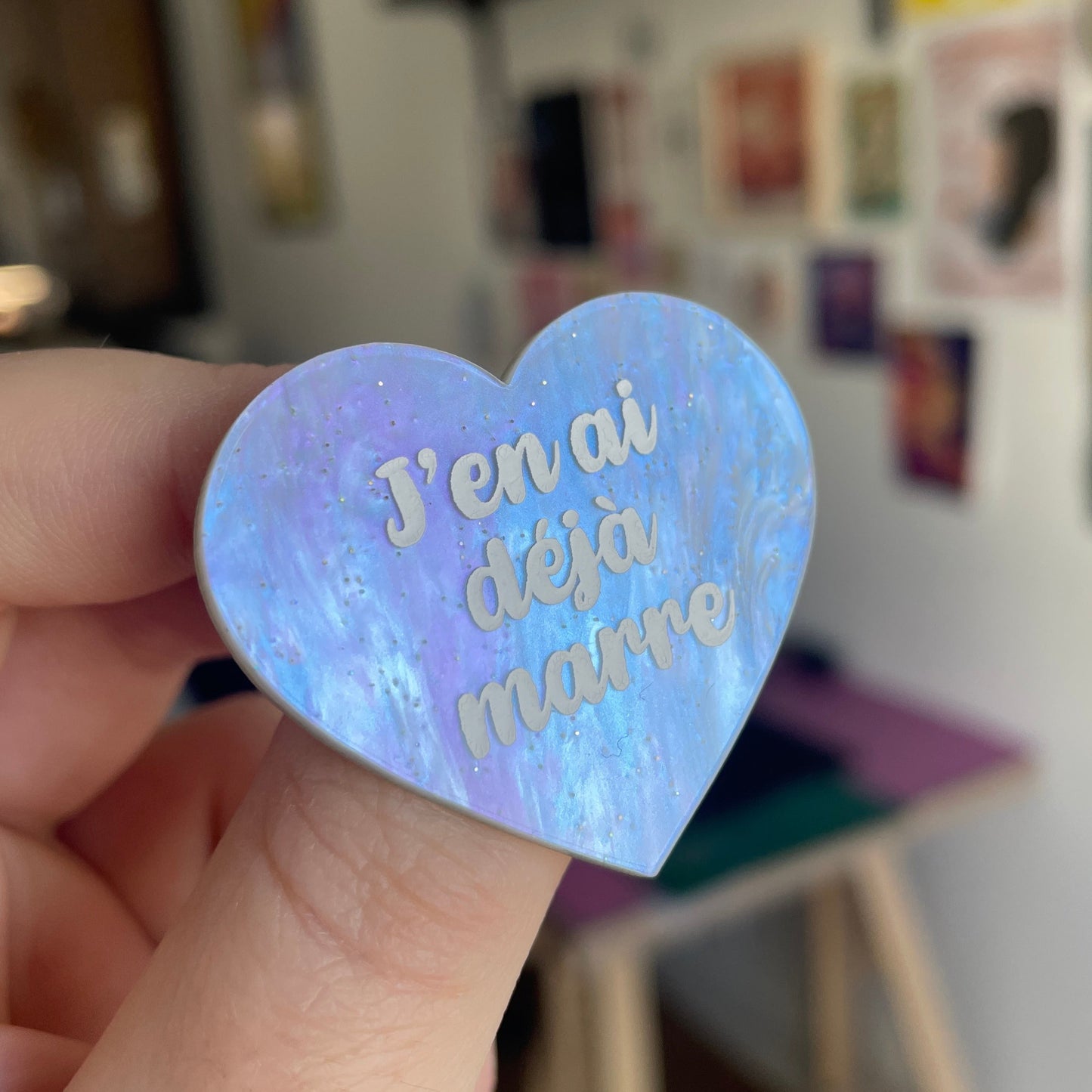 [CONTRÔLE TECHNIQUE] Broche "J'en ai déjà marre" en acrylique marbrée nacrée blanche et bleutée à paillettes