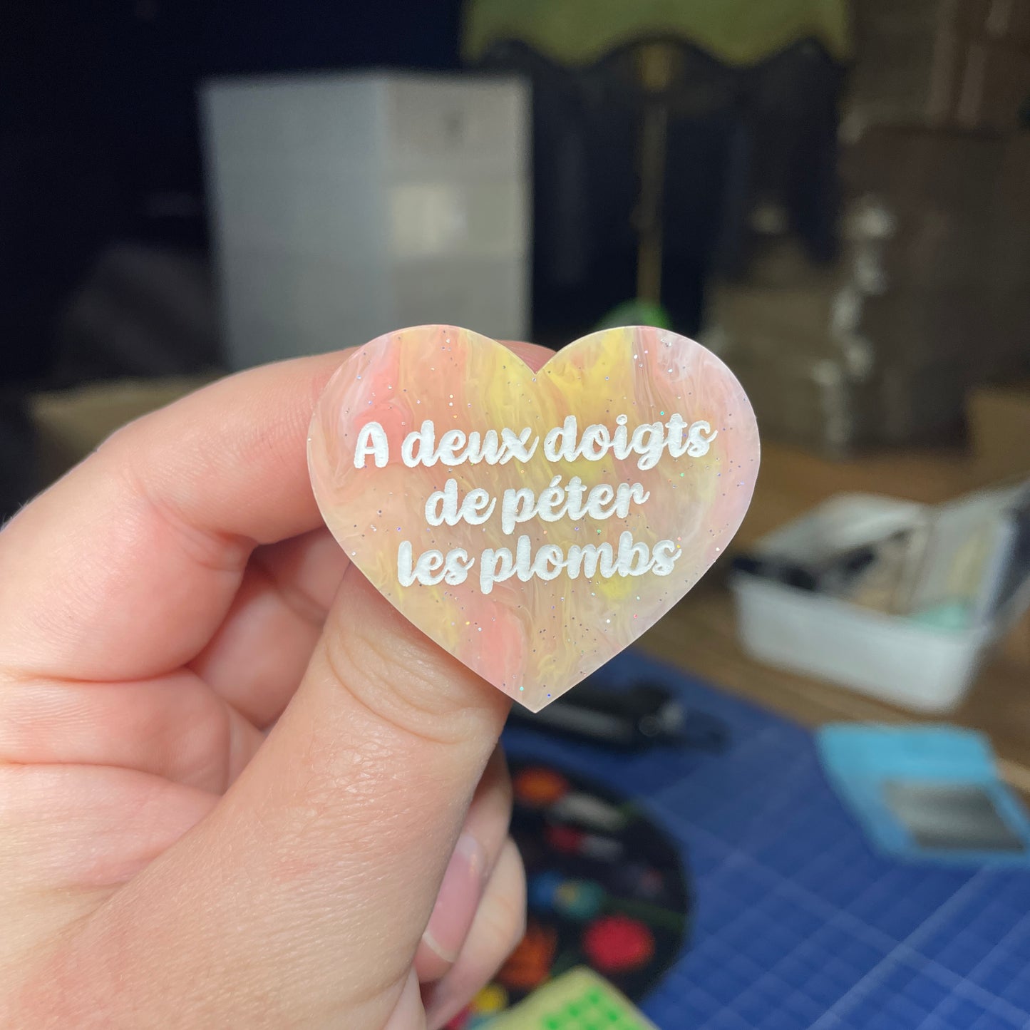 [Contrôle technique] Broche "A deux doigts de péter les plombs" en acrylique marbrée orange, jaune et corail à paillettes