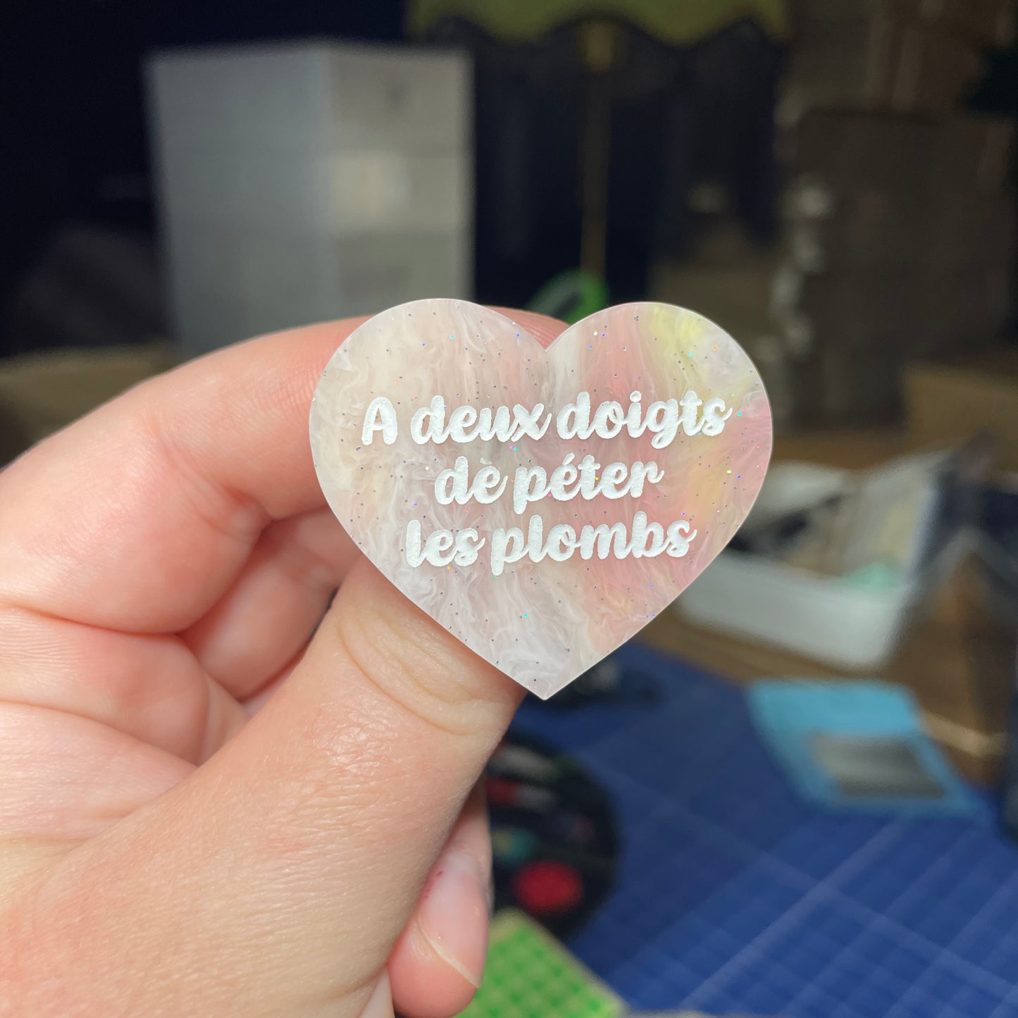 [Contrôle technique] Broche "A deux doigts de péter les plombs" en acrylique marbrée orange, jaune et corail à paillettes