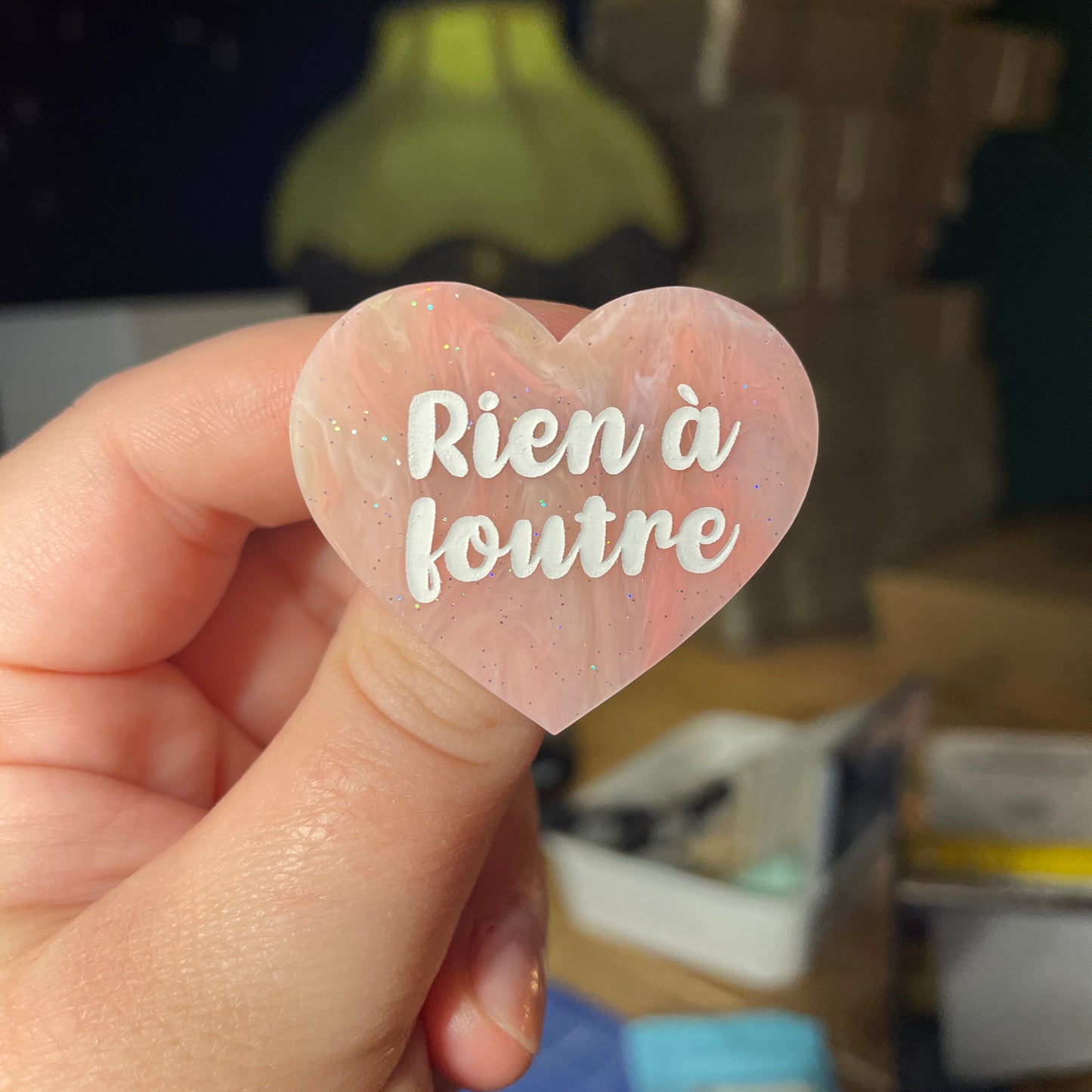 [Contrôle technique] Broche "Rien à foutre" en acrylique marbrée orange, jaune et corail à paillettes