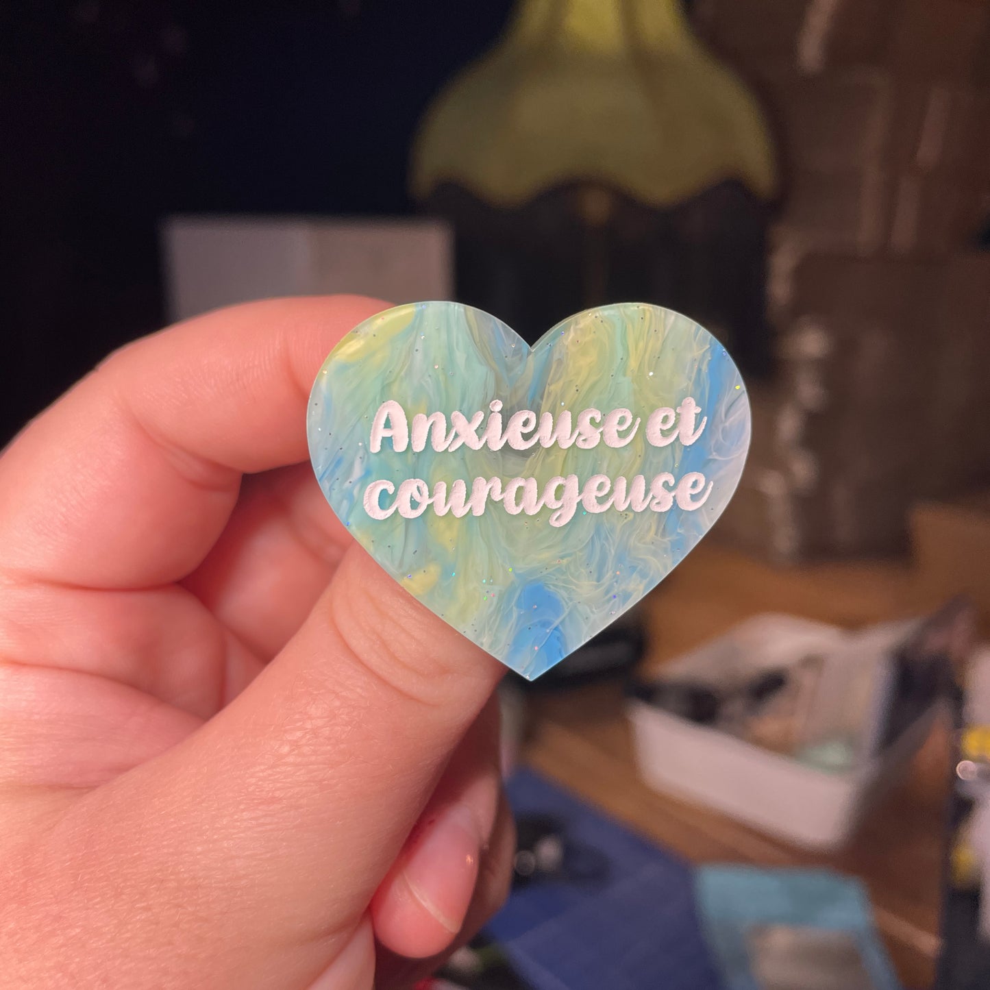 [Contrôle technique] Broche "Anxieuse et courageuse" en acrylique semi transparente marbrée bleue et jaune à paillettes