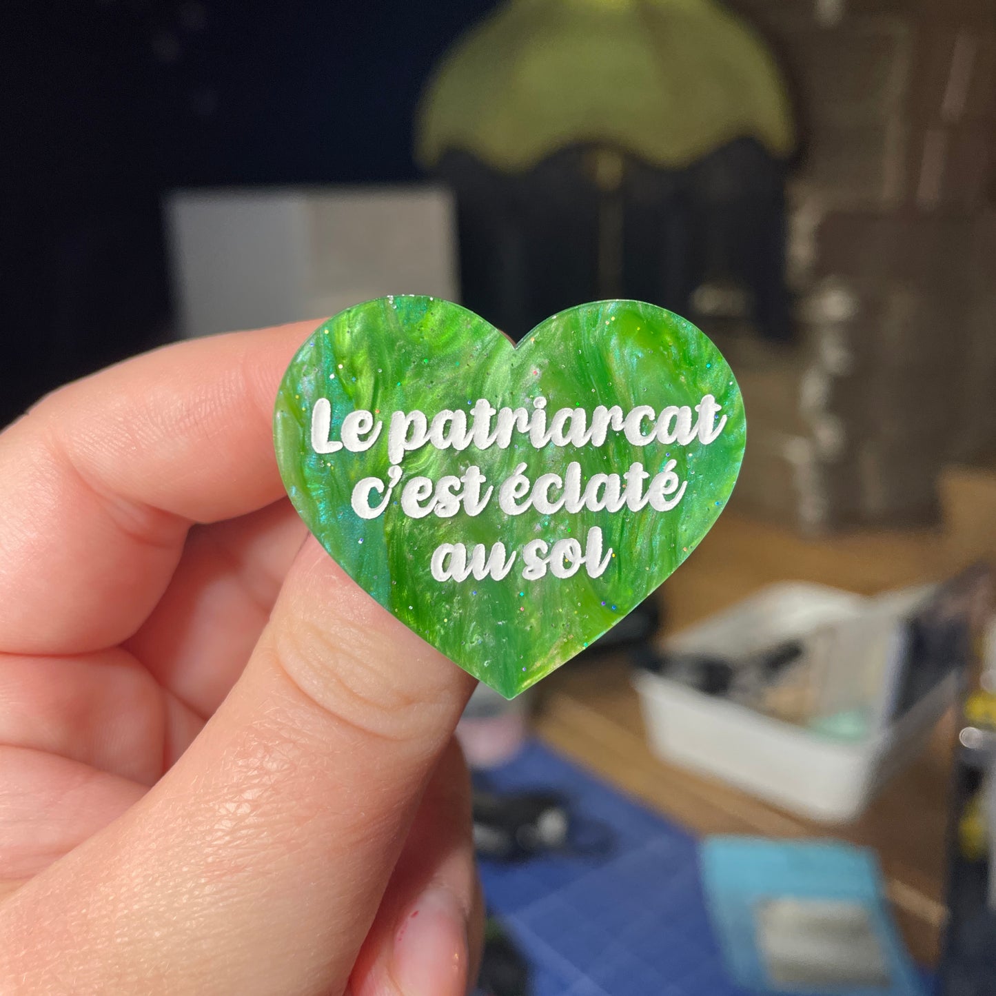 [Contrôle technique] Broche "Le patriarcat c'est éclaté au sol" en acrylique marbrée verte à paillettes