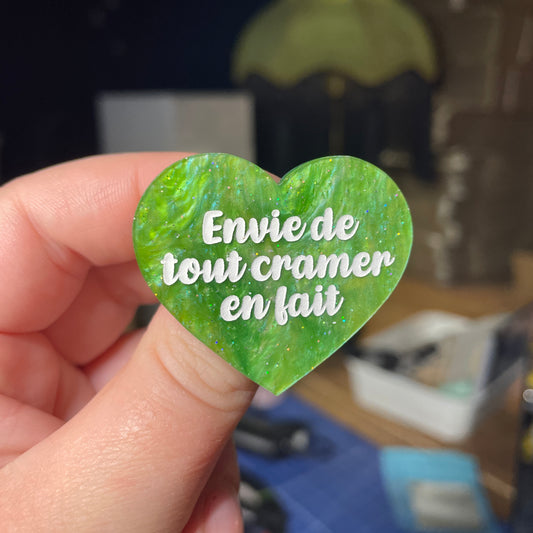 [Contrôle technique] Broche "Envie de tout cramer en fait" en acrylique marbrée verte à paillettes