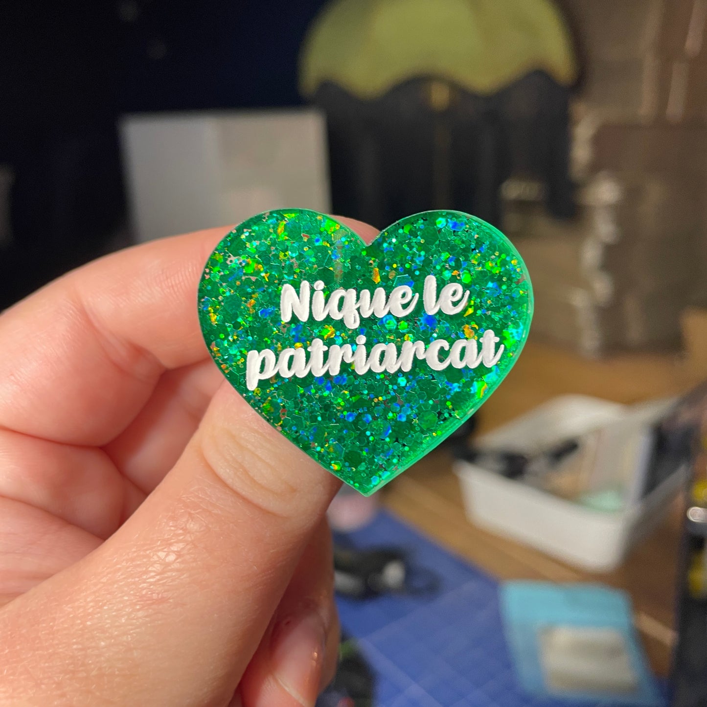 [Contrôle technique] Broche "Nique le patriarcat" en acrylique à paillettes vertes