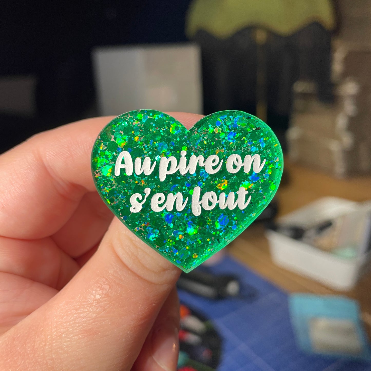 [Contrôle technique] Broche "Au pire on s'en fout" en acrylique à paillettes vertes