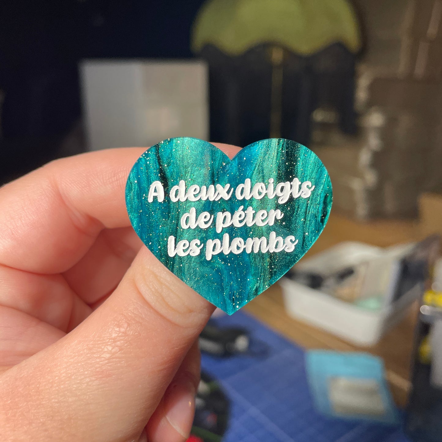 [Contrôle technique] Broche "A deux doigts de péter les plombs" en acrylique marbrée verte et noire à paillettes