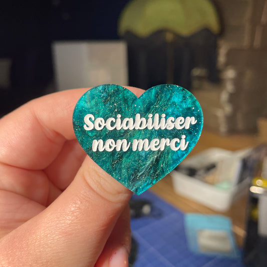 [Contrôle technique] Broche "Sociabiliser non merci" en acrylique marbrée verte et noire à paillettes
