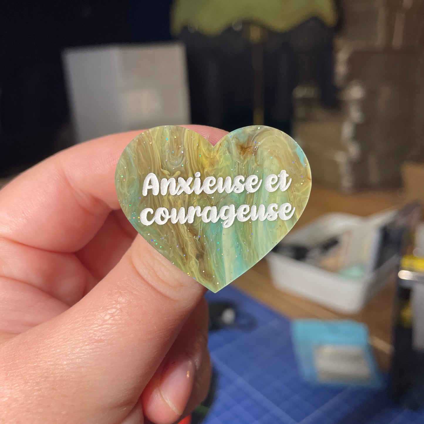 [Contrôle technique] Broche "Anxieuse et courageuse" en acrylique marbrée marron et bleue