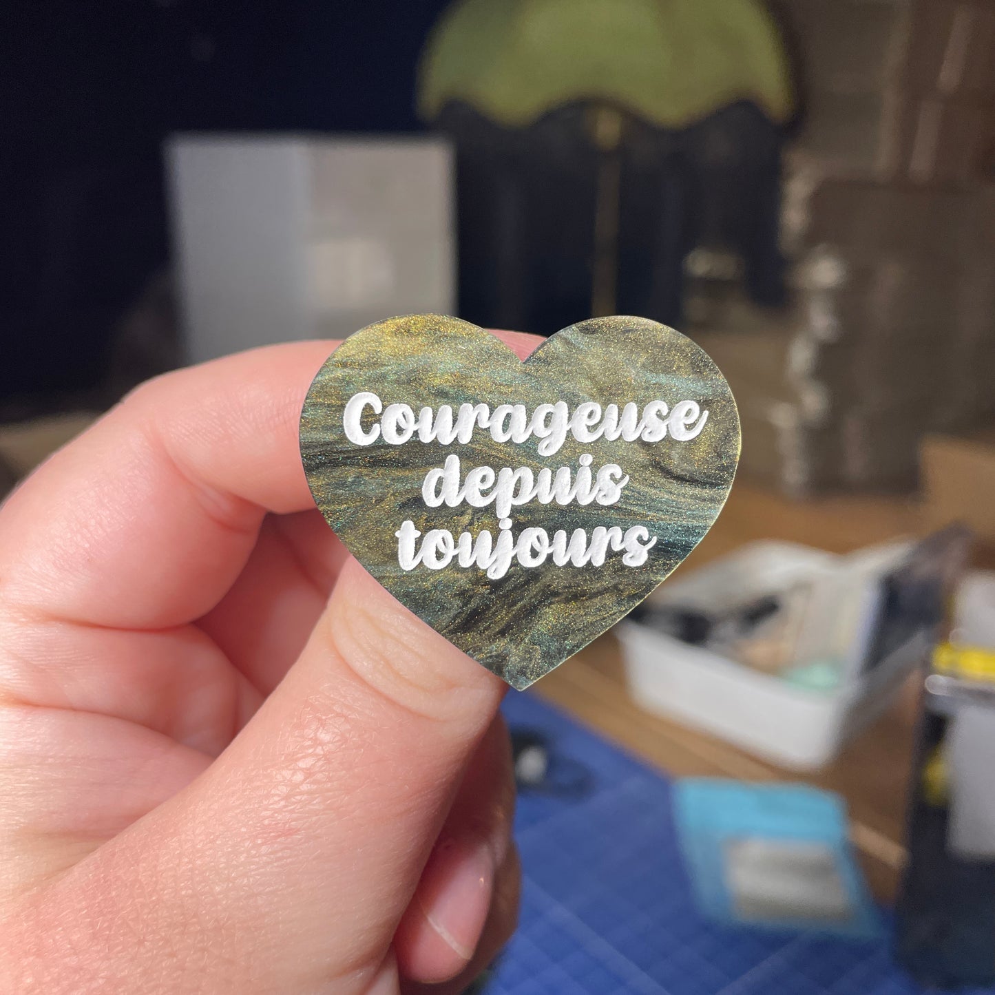 [Contrôle technique] Broche "Courageuse depuis toujours" en acrylique marbrée verte, noire et dorée