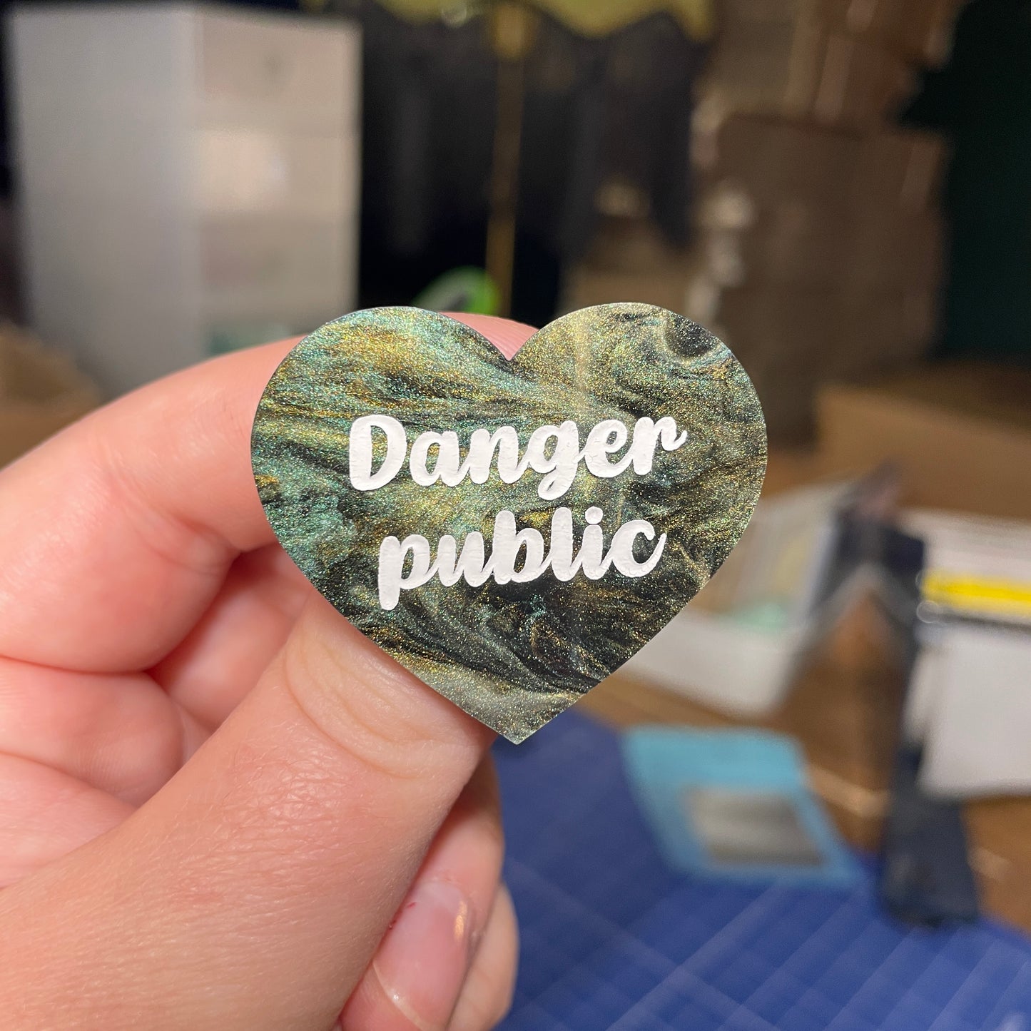 [Contrôle technique] Broche "Danger public" en acrylique marbrée verte, noire et dorée