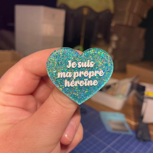 [Contrôle technique] Broche "Je suis ma propre héroïne" en acrylique à paillettes turquoise