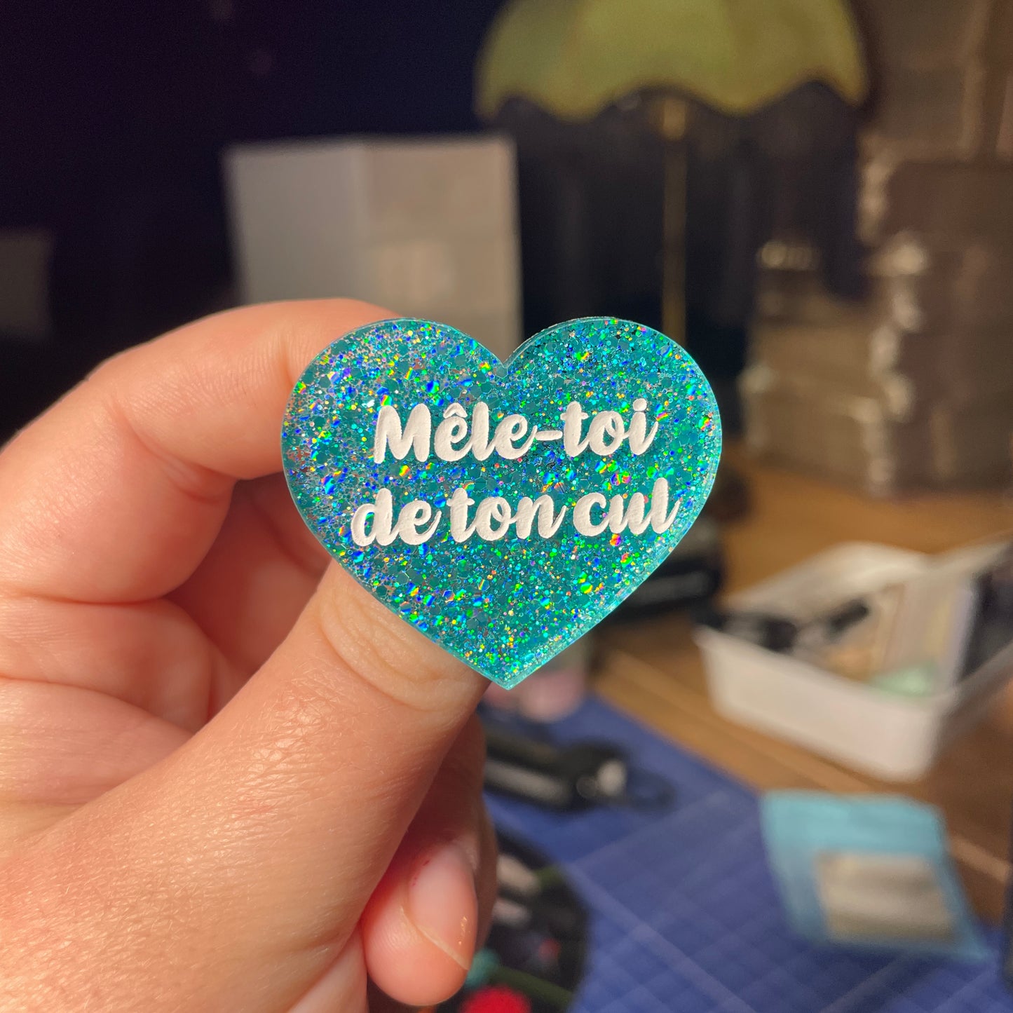 [Contrôle technique] Broche "Mêle-toi de ton cul" en acrylique à paillettes turquoise