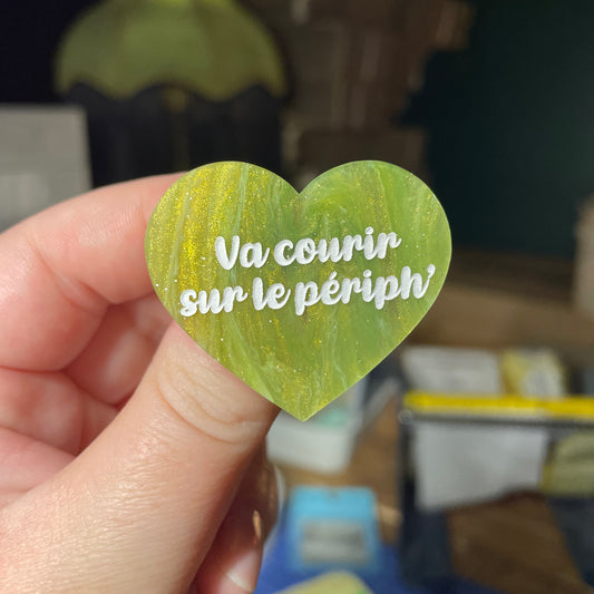 [Contrôle technique] Broche "Va courir sur le périph'" en acrylique marbrée verte et dorée