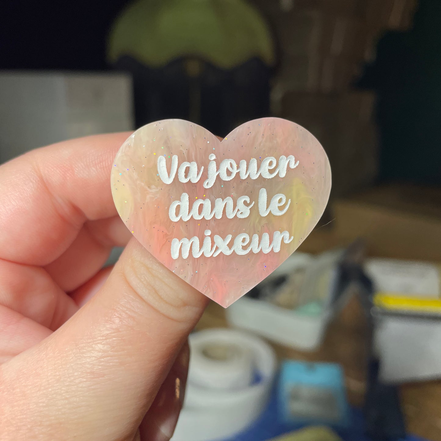 [Contrôle technique] Broche "Va jouer dans le mixeur" en acrylique marbrée orange, jaune et corail à paillettes