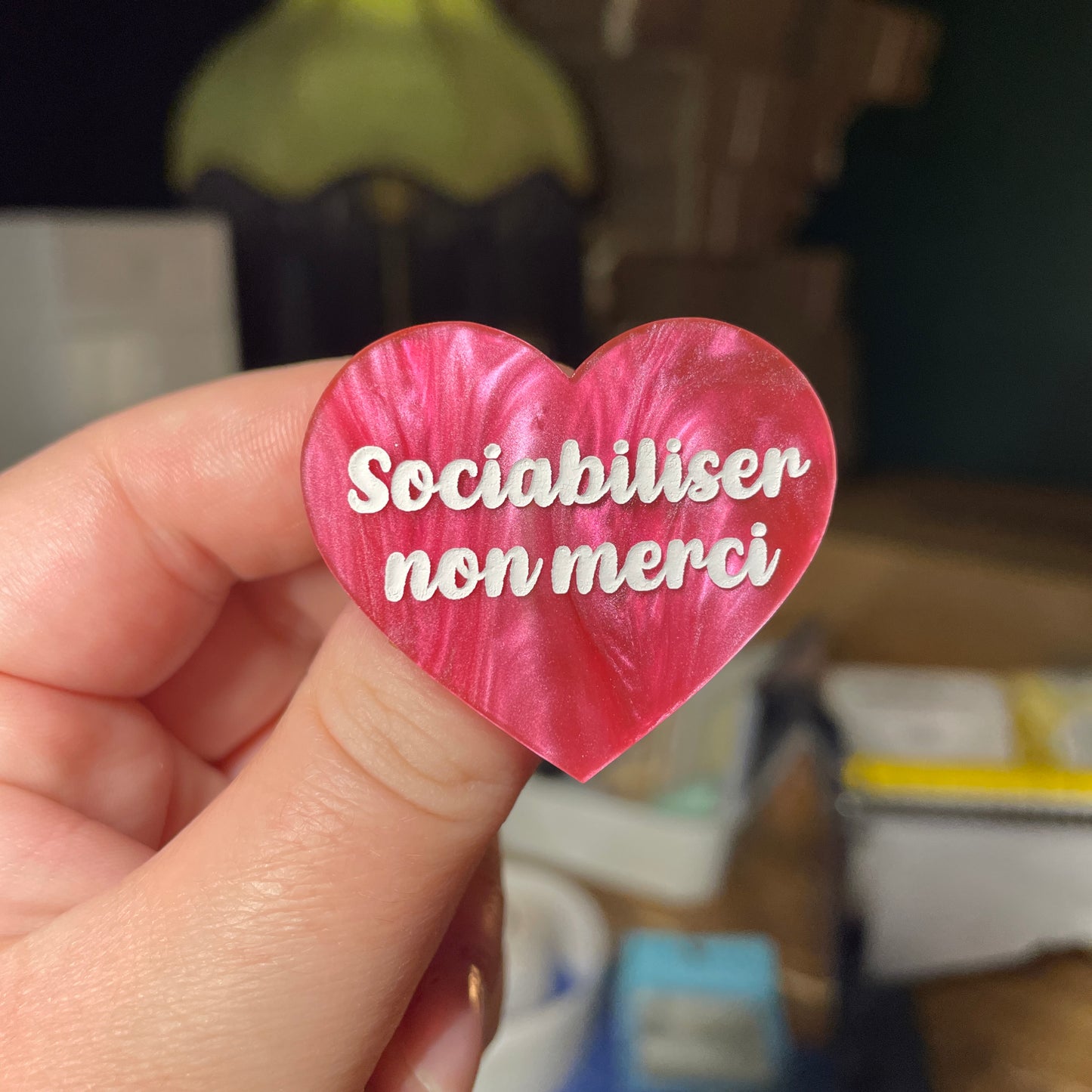 [Contrôle technique] Broche "Sociabiliser non merci" en acrylique marbrée rose