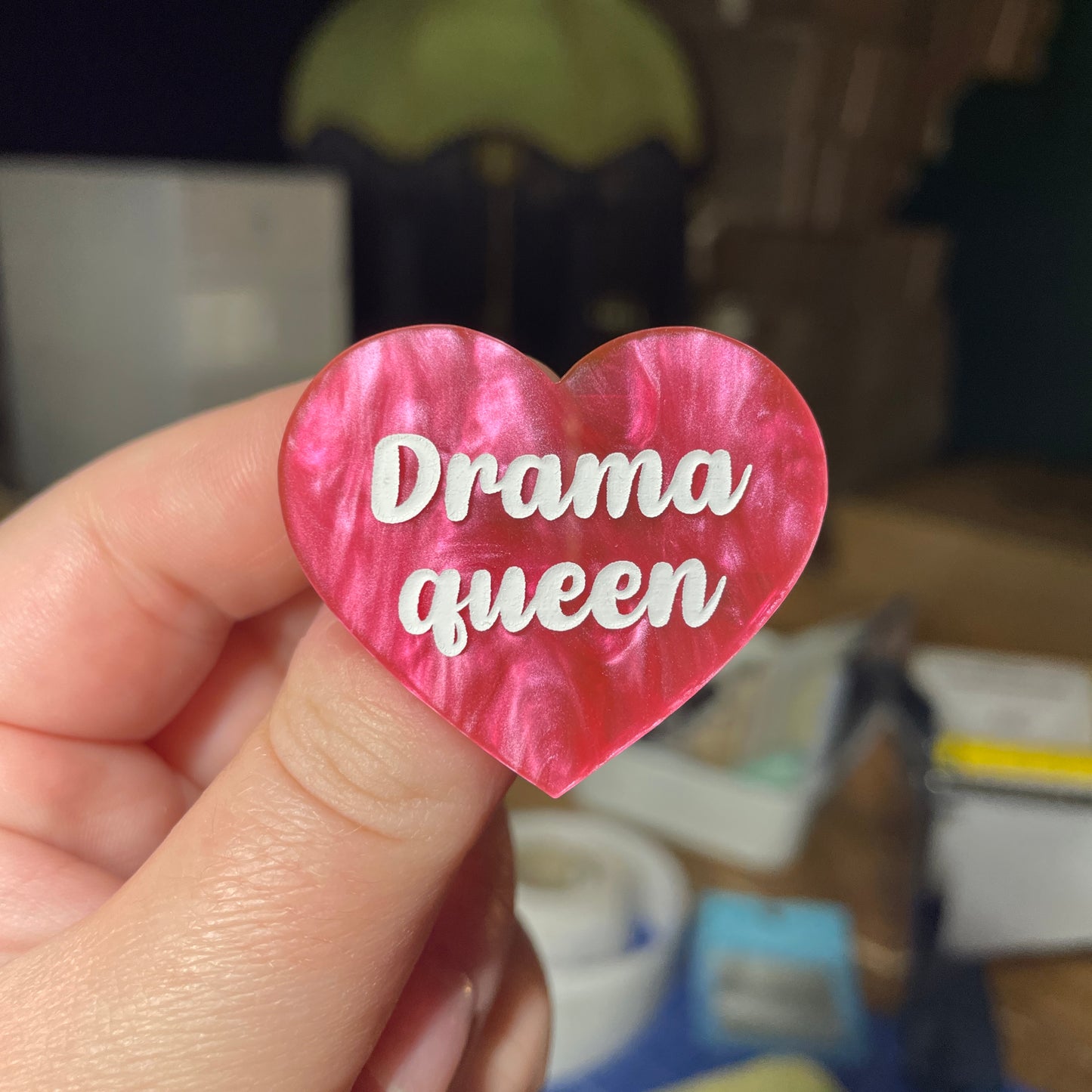 [Contrôle technique] Broche "Drama queen" en acrylique marbrée rose