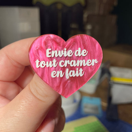 [Contrôle technique] Broche "Envie de tout cramer en fait" en acrylique marbrée rose