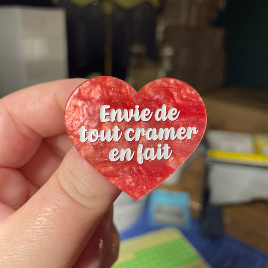 [Contrôle technique] Broche "Envie de tout cramer en fait" en acrylique marbrée rose à paillettes