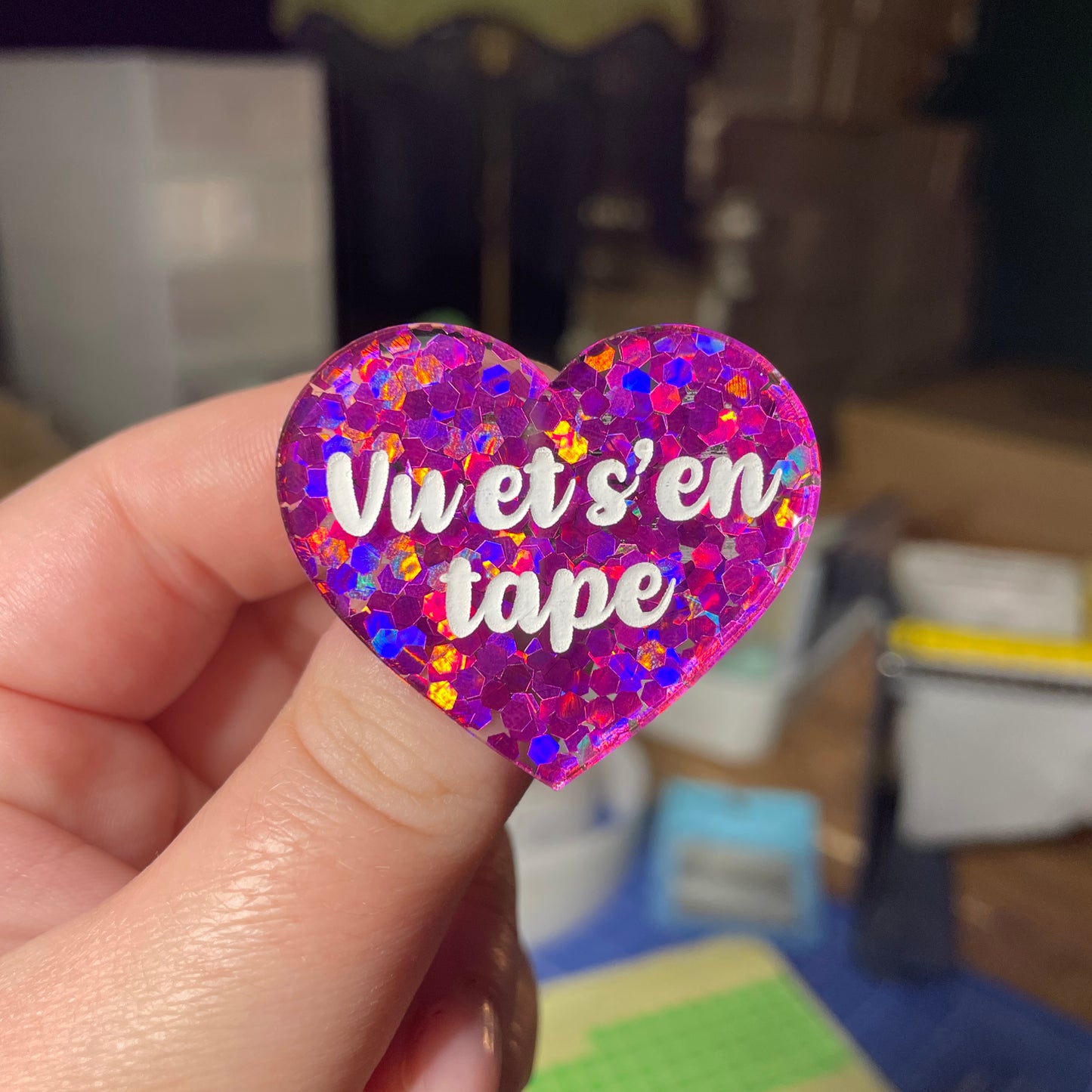 [Contrôle technique] Broche "Vu et s'en tape" en acrylique semi transparente avec des confettis fuchsia