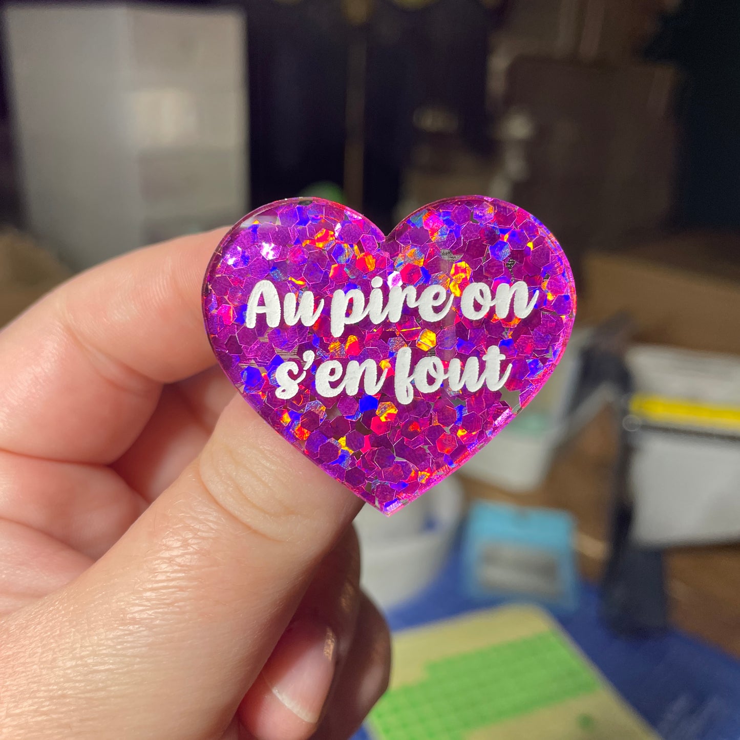 [Contrôle technique] Broche "Au pire on s'en fout" en acrylique semi transparente avec des confettis fuchsia