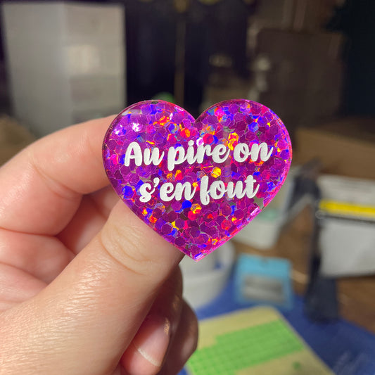 [Contrôle technique] Broche "Au pire on s'en fout" en acrylique semi transparente avec des confettis fuchsia