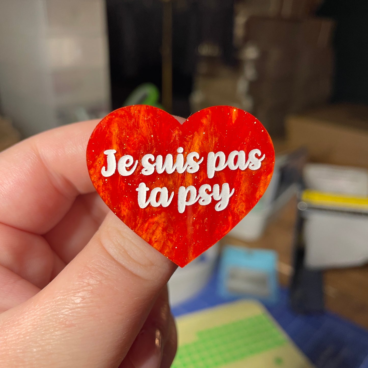 [Contrôle technique] Broche "Je suis pas ta psy" en acrylique marbrée orange à paillettes