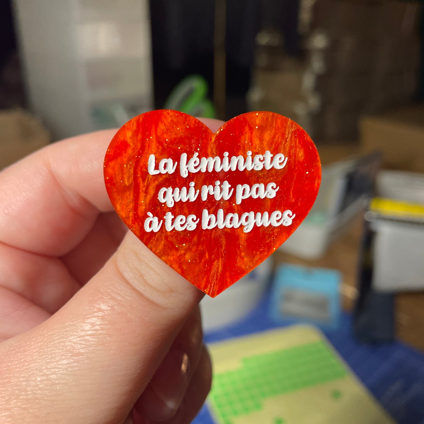 [Contrôle technique] Broche "La féministe qui rit pas à tes blagues" en acrylique marbrée orange à paillettes