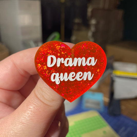 [Contrôle technique] Broche "Drama queen" en acrylique à paillettes oranges