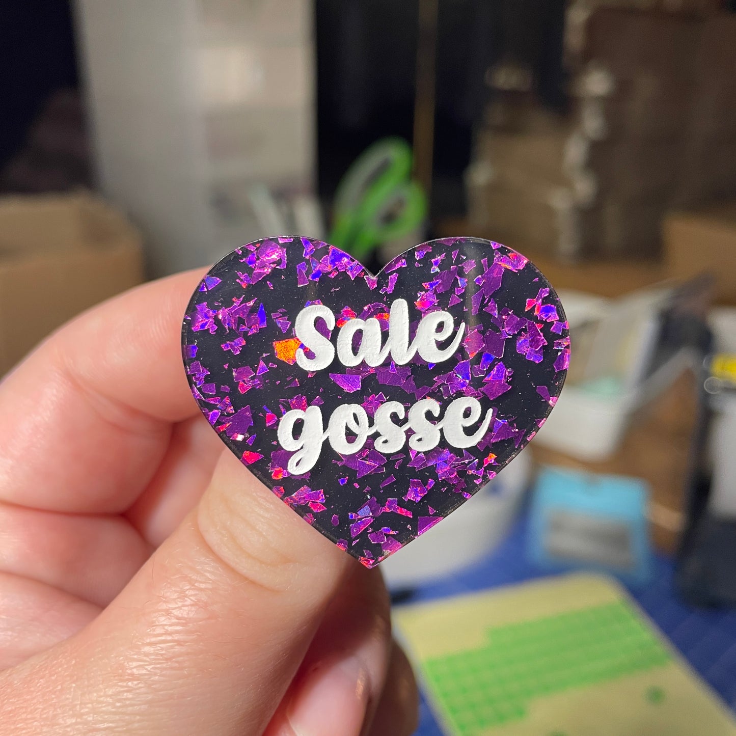 [Contrôle technique] Broche "Sale gosse" en acrylique noire avec des éclats de confettis violets
