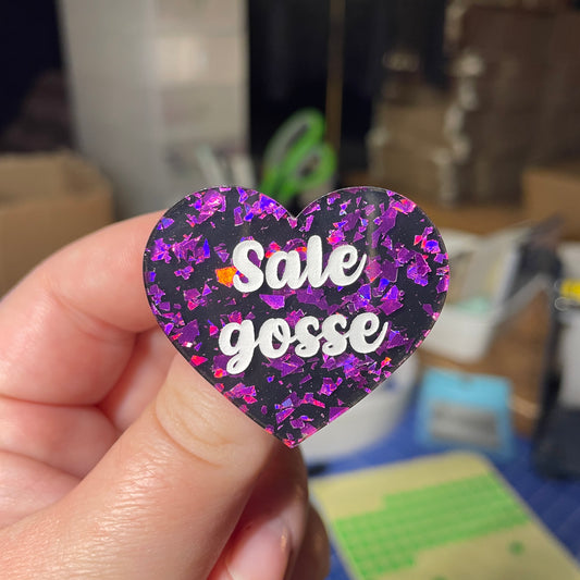 [Contrôle technique] Broche "Sale gosse" en acrylique noire avec des éclats de confettis violets