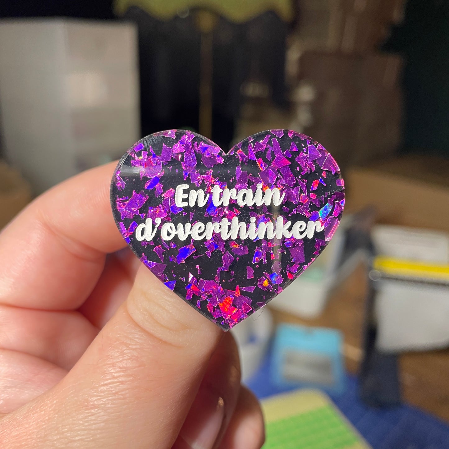 [Contrôle technique] Broche "En train d'overthinker" en acrylique noire avec des éclats de confettis violets