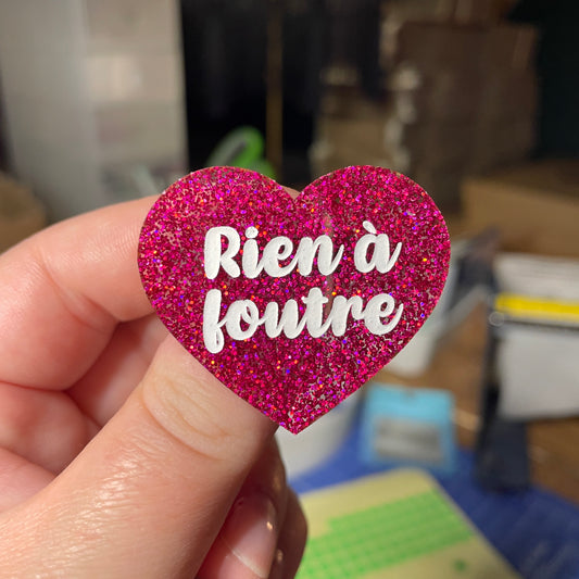 [Contrôle technique] Broche "Rien à foutre" en acrylique à paillettes roses