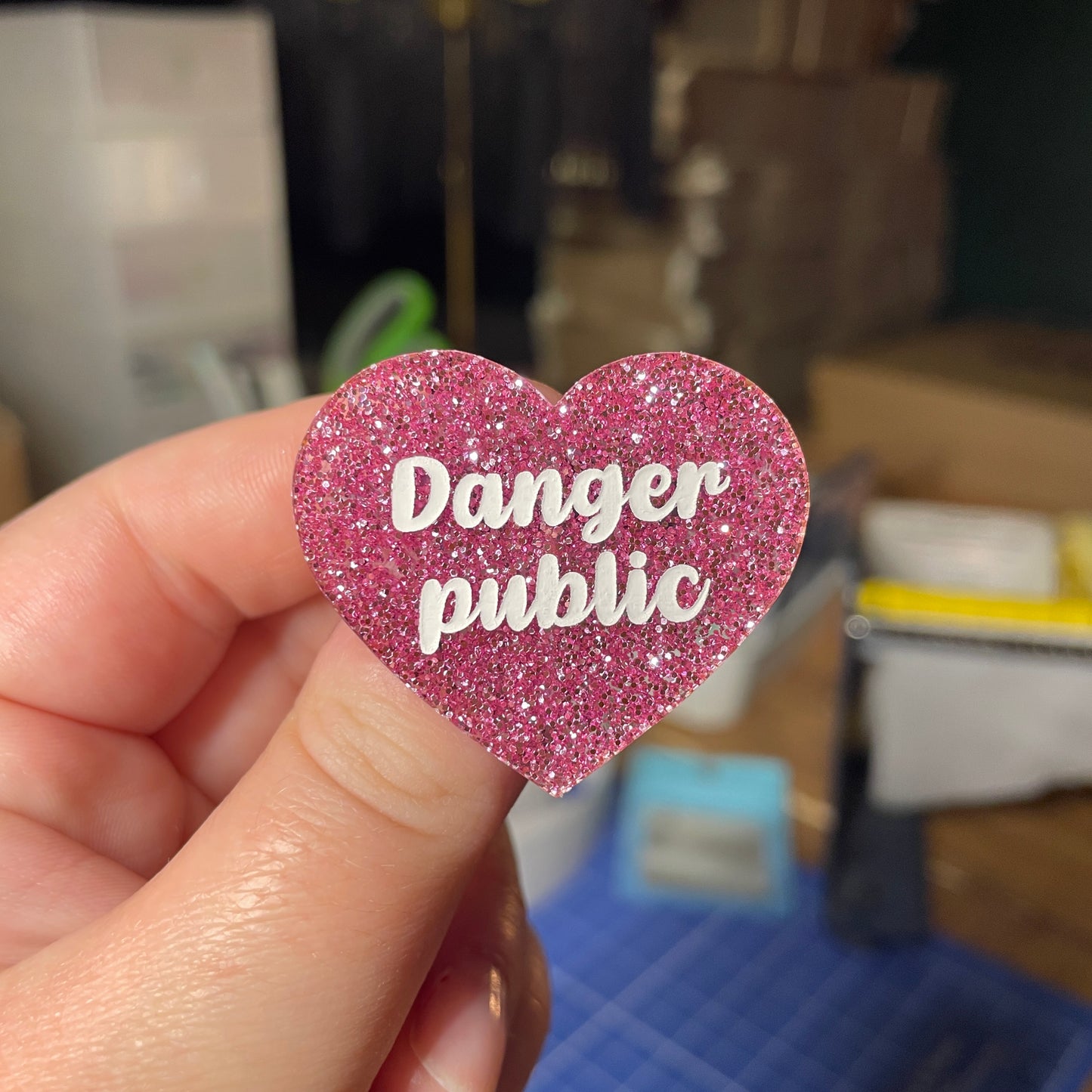[Contrôle technique] Broche "Danger public" en acrylique à paillettes roses
