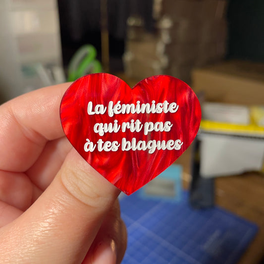 [Contrôle technique] Broche "La féministe qui rit pas à tes blagues" en acrylique marbrée rouge