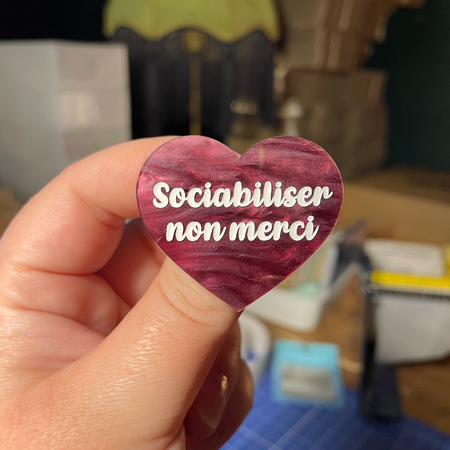 [Contrôle technique] Broche "Sociabiliser non merci" en acrylique marbrée bordeaux