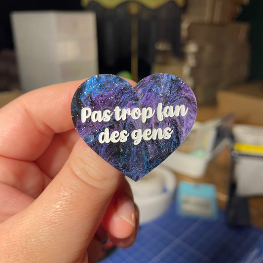 [Contrôle technique] Broche "Pas trop fan des gens" en acrylique mabrée bleue, noire et violette à paillettes