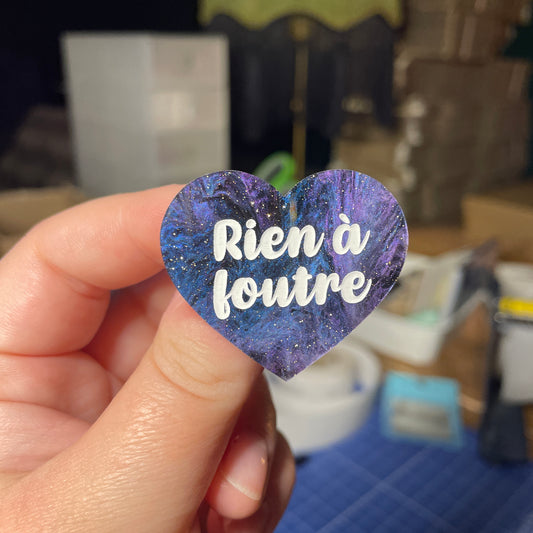 [Contrôle technique] Broche "Rien à foutre" en acrylique mabrée bleue, noire et violette à paillettes