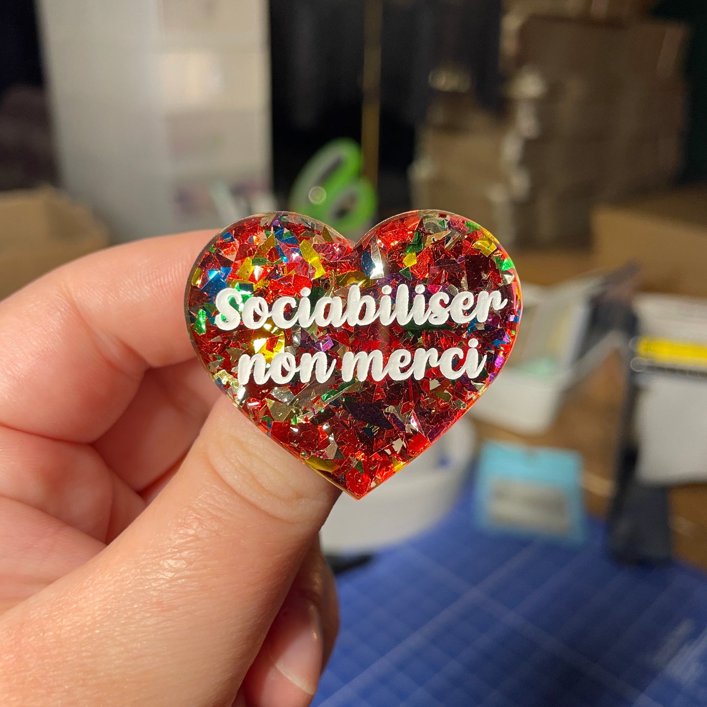 [Contrôle technique] Broche "Sociabiliser non merci" en acrylique transparente avec des confettis rouges et multicolores