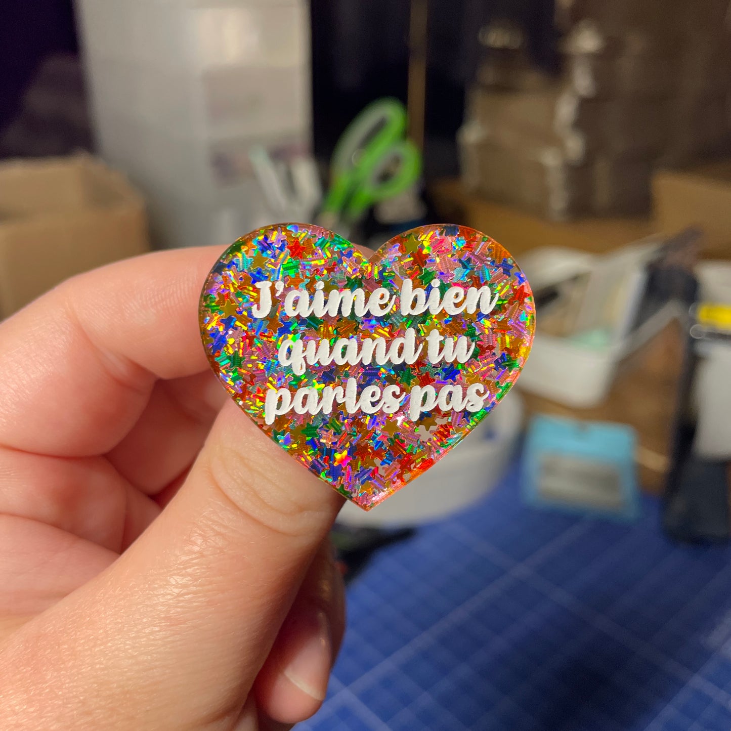 [Contrôle technique] Broche "J'aime bien quand tu parles pas" en acrylique transparente avec des étoiles multicolores