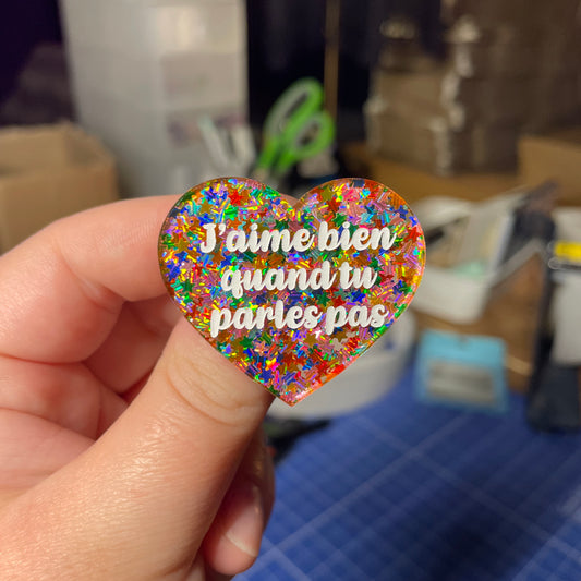 [Contrôle technique] Broche "J'aime bien quand tu parles pas" en acrylique transparente avec des étoiles multicolores