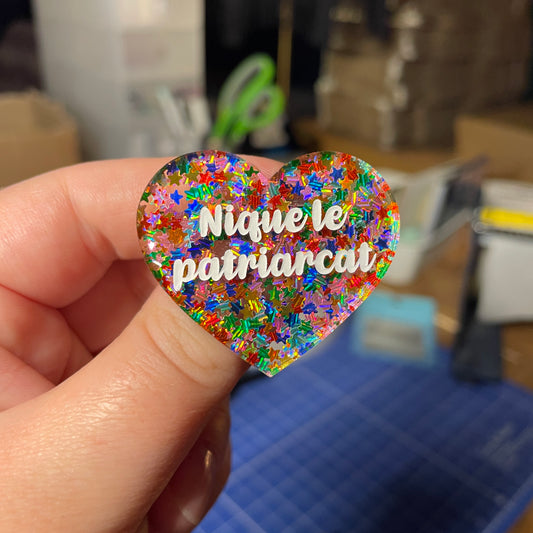[Contrôle technique] Broche "Nique le patriarcat" en acrylique transparente avec des étoiles multicolores