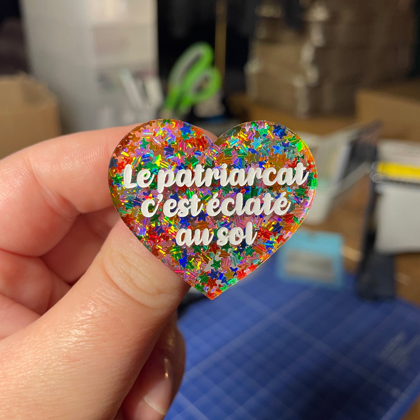 [Contrôle technique] Broche "Le patriarcat c'est éclaté au sol" en acrylique transparente avec des étoiles multicolores