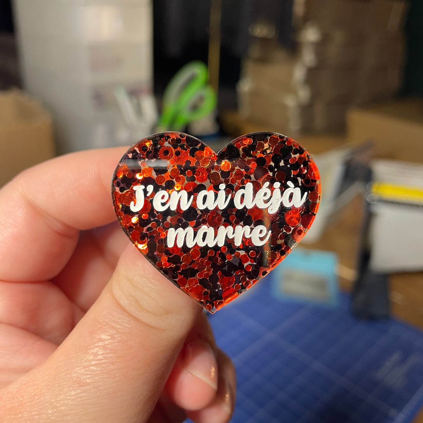 [Contrôle technique] Broche "J'en ai déjà marre" en acrylique transparente avec des pois rouges et noirs