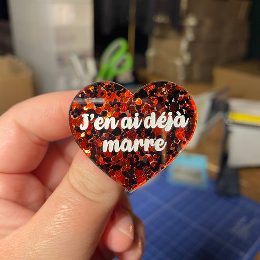 [Contrôle technique] Broche "J'en ai déjà marre" en acrylique transparente avec des pois rouges et noirs